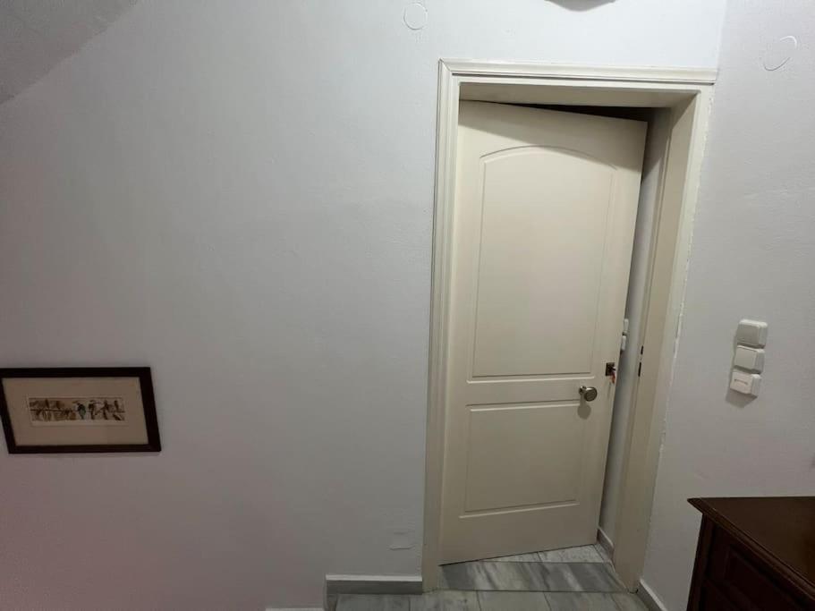 Apartment Local Apt Near Lights 2 Iraklio