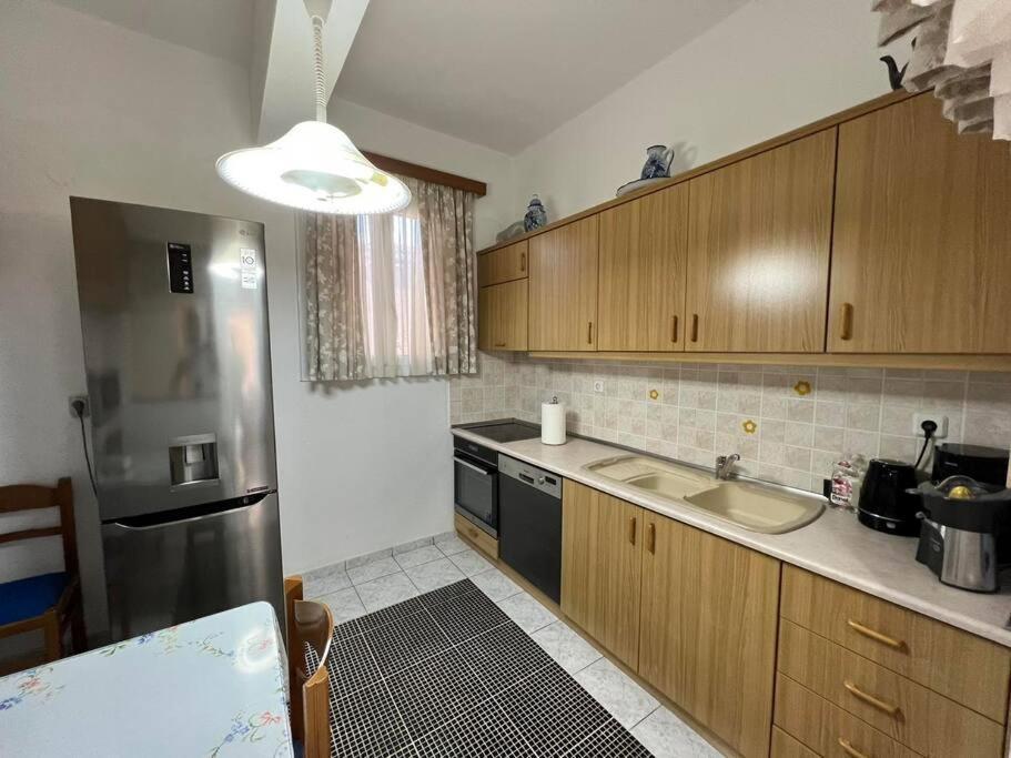 Local Apt Near Lights 2 *